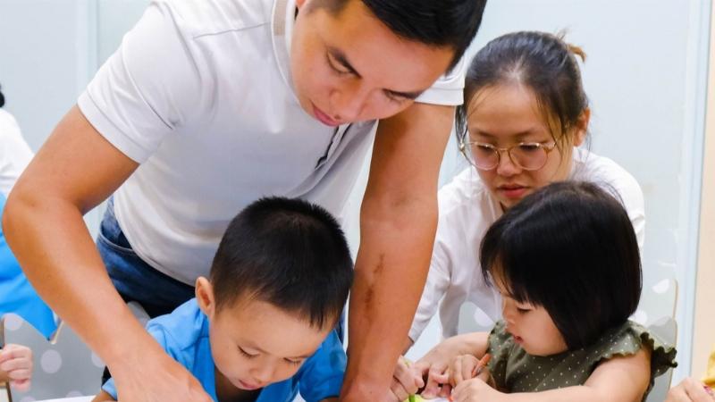 Hình ảnh trừu tượng về một đứa trẻ đang học tập và phát triển thông qua trò chơi đồ chơi, thể hiện sự kết nối giữa chơi và học.